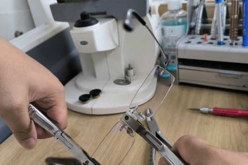 Khắc phục mắt kính bị lệch, cong vênh ở Bình Dương