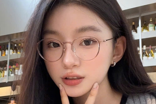 Mắt kính phường Bình Dương - Xu hướng kính gọng mảnh 2025-2026