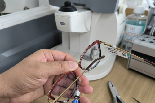 Nắn chỉnh gọng kính bị méo, đeo không vừa mặt
