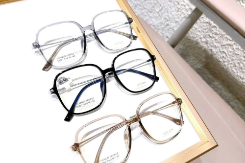 Nên chọn gọng kính lớn hay nhỏ cho người viễn thị?