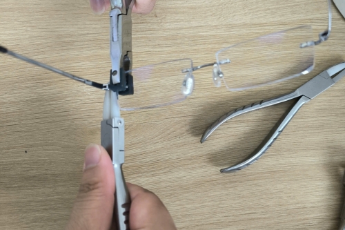 Sửa bản lề mắt kính hư, lỏng lẻo – lấy ngay Bình Dương