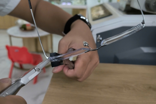 Sửa chữa mắt kính lấy liền – tiện lợi tại Bình Dương