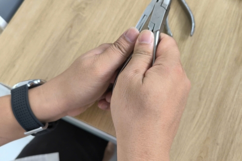 Sửa kính gãy, cong, lệch – lắp tròng kính chính xác tại Bình Dương