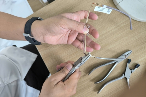 Sửa mắt kính bị gãy càng – giải pháp tiết kiệm chi phí
