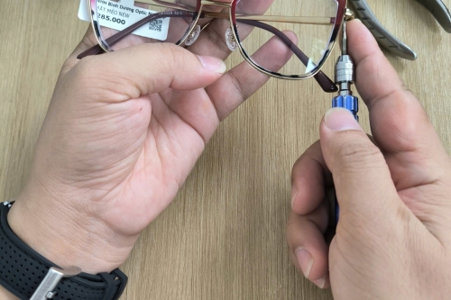 Sửa mắt kính bị lỏng ốc – dịch vụ chuyên nghiệp Bình Dương