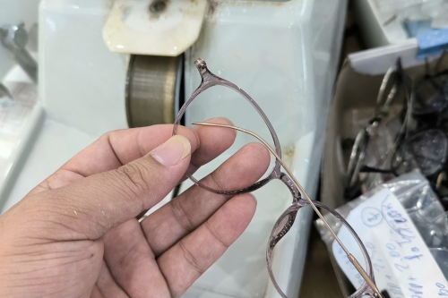 Thay ốc, thay đệm mũi, cân chỉnh gọng kính tại Bình Dương