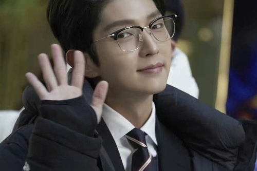 Tròng kính đổi màu nhanh đậm tại Lái Thiêu