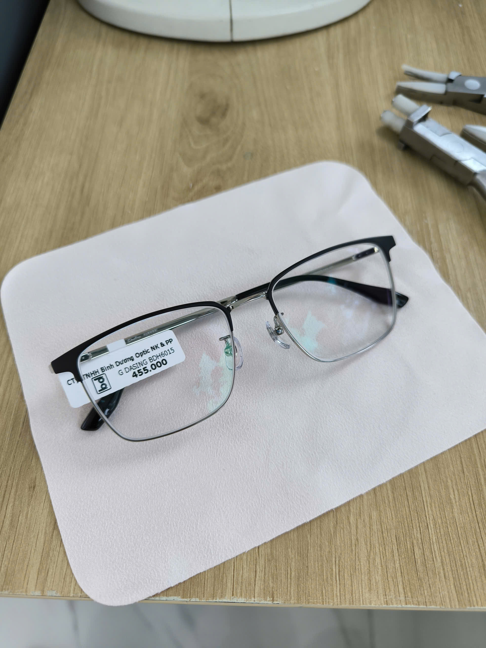 Review dịch vụ cắt kính tại Mắt Kính Bình Dương