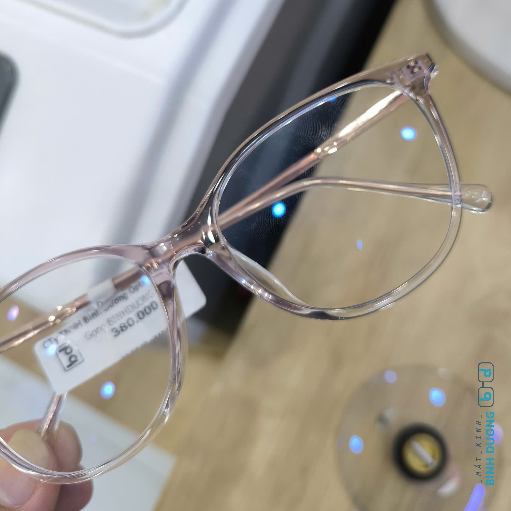 Tròng kính chống ánh sáng xanh tại An Phú