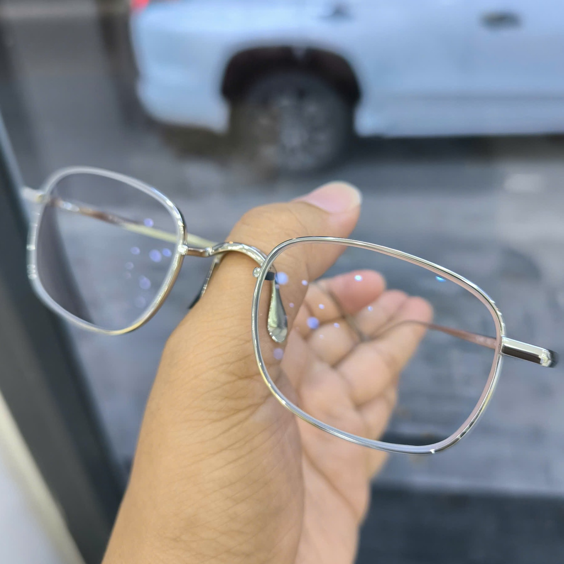 Tròng kính chống ánh sáng xanh tại Bến Cát