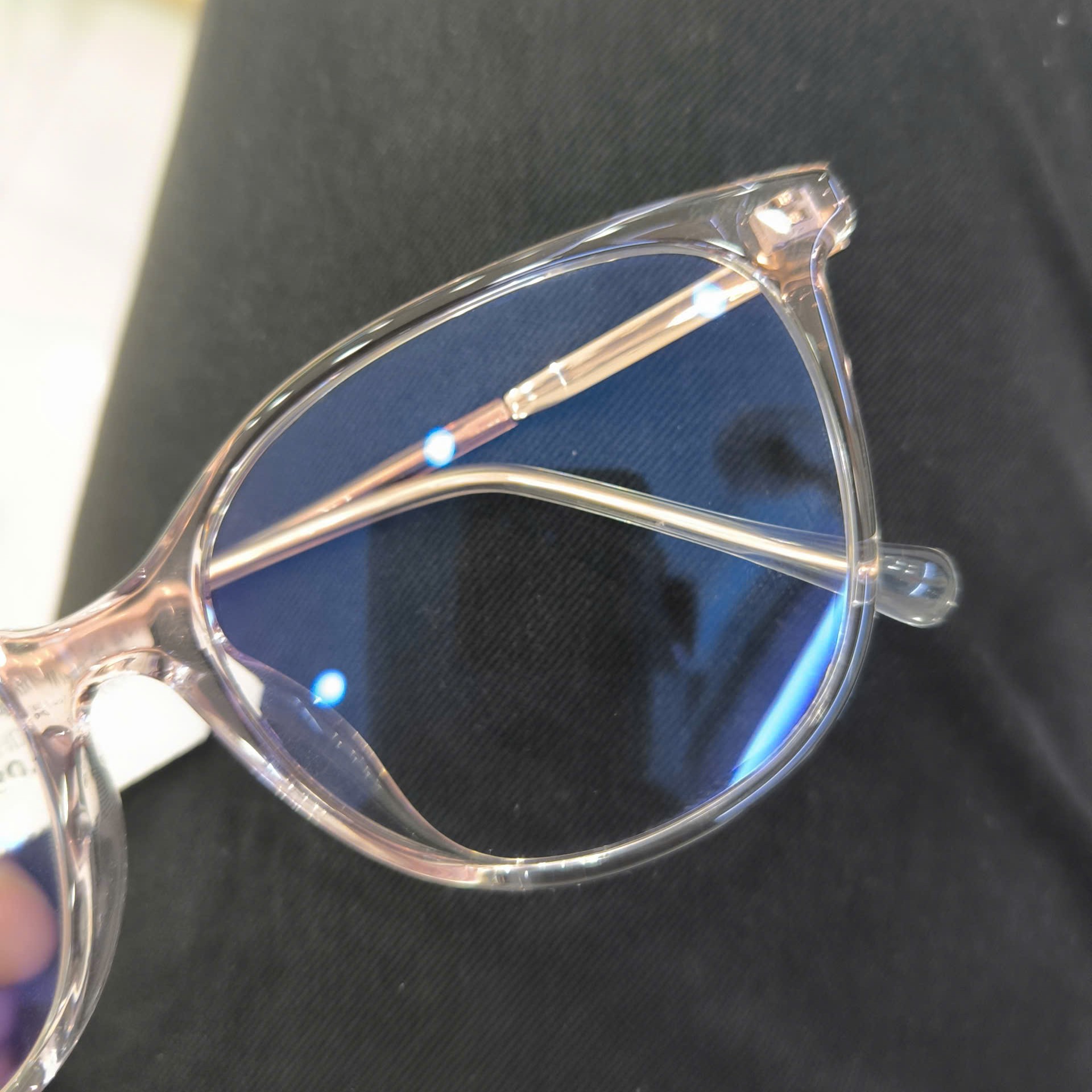 Tròng kính chống ánh sáng xanh tại Bến Cát