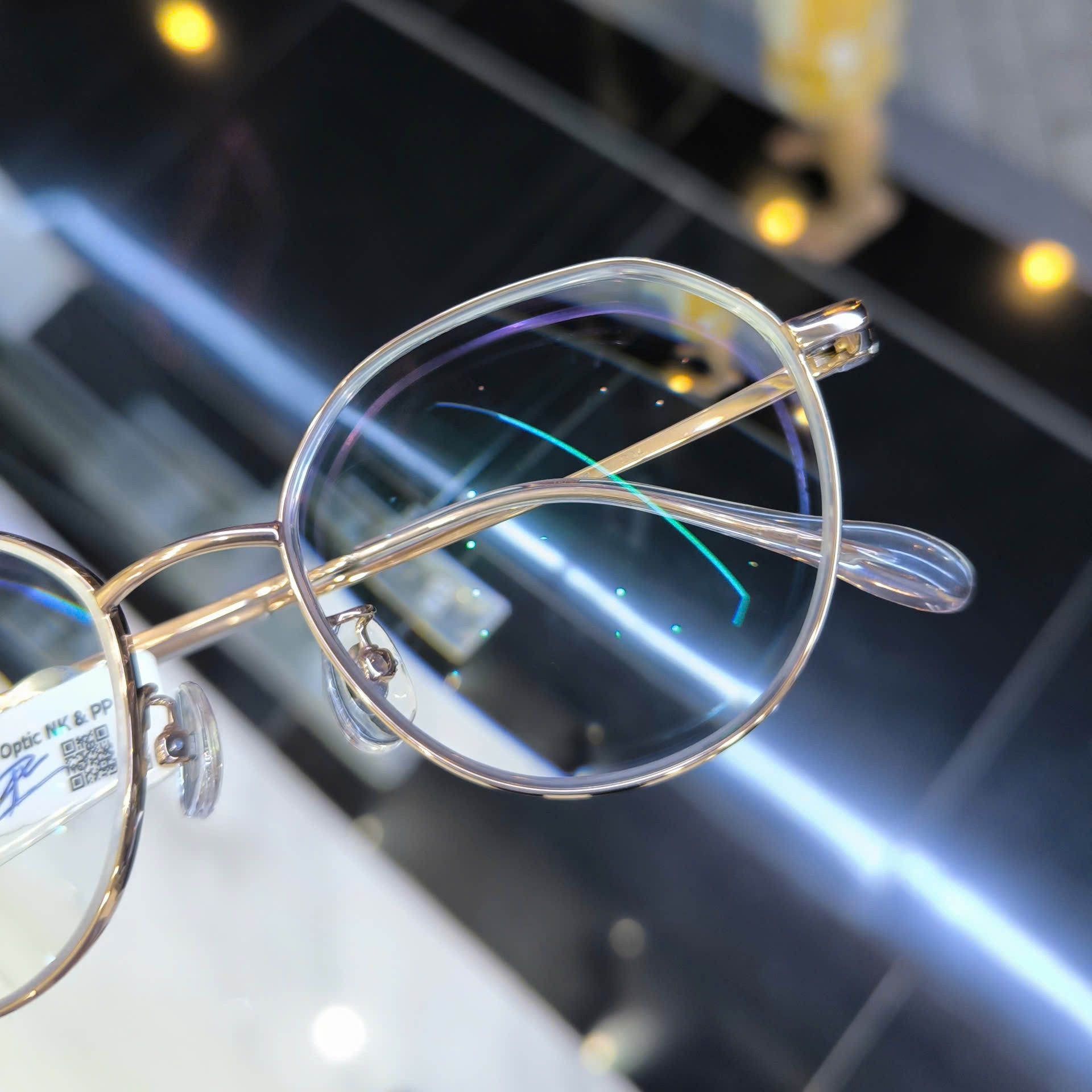 Tròng kính chống ánh sáng xanh tại Bến Cát