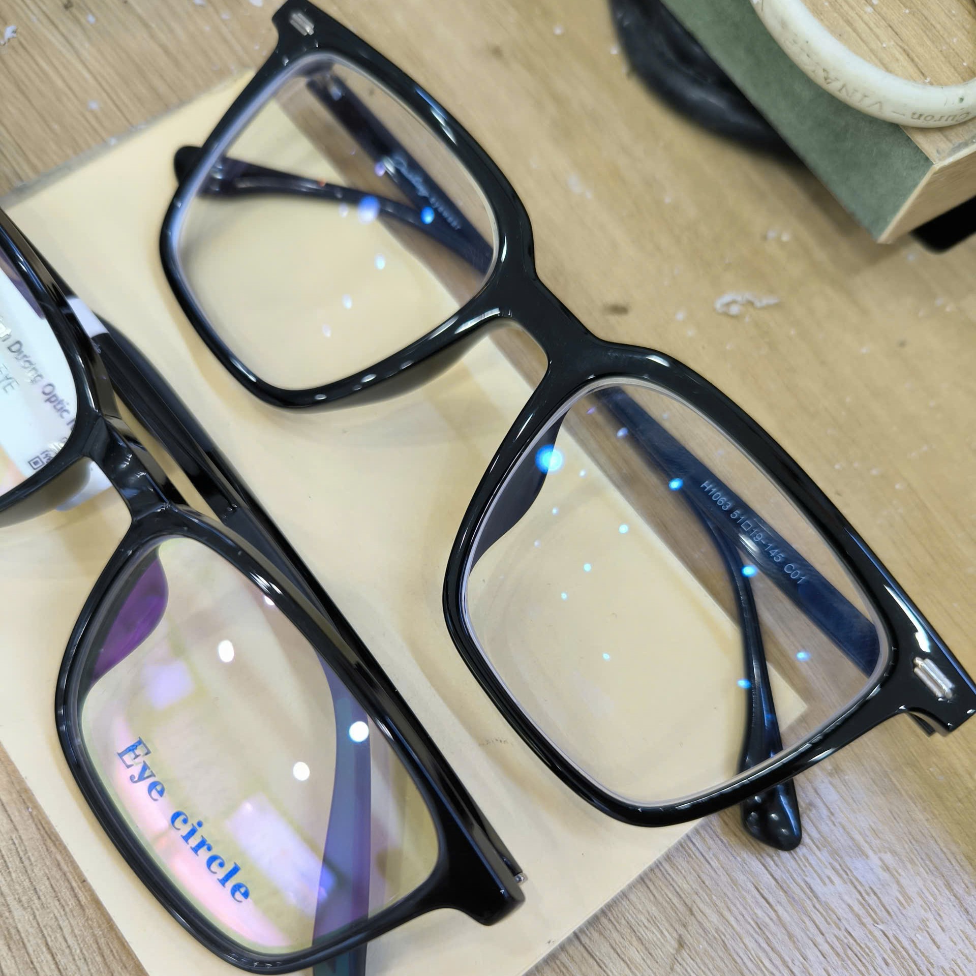 Tròng kính chống ánh sáng xanh tại Dĩ An