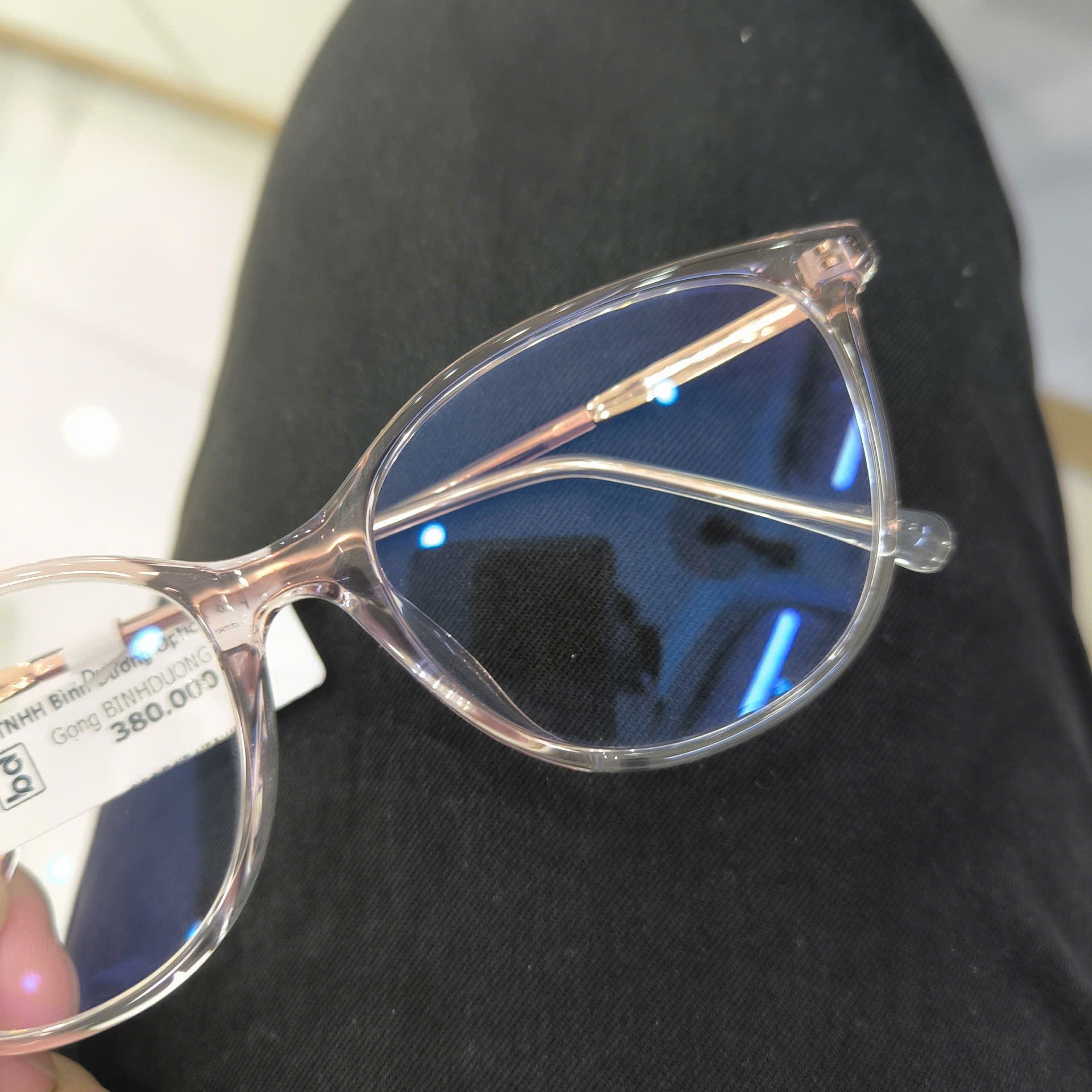 Tròng kính chống ánh sáng xanh tại Dĩ An