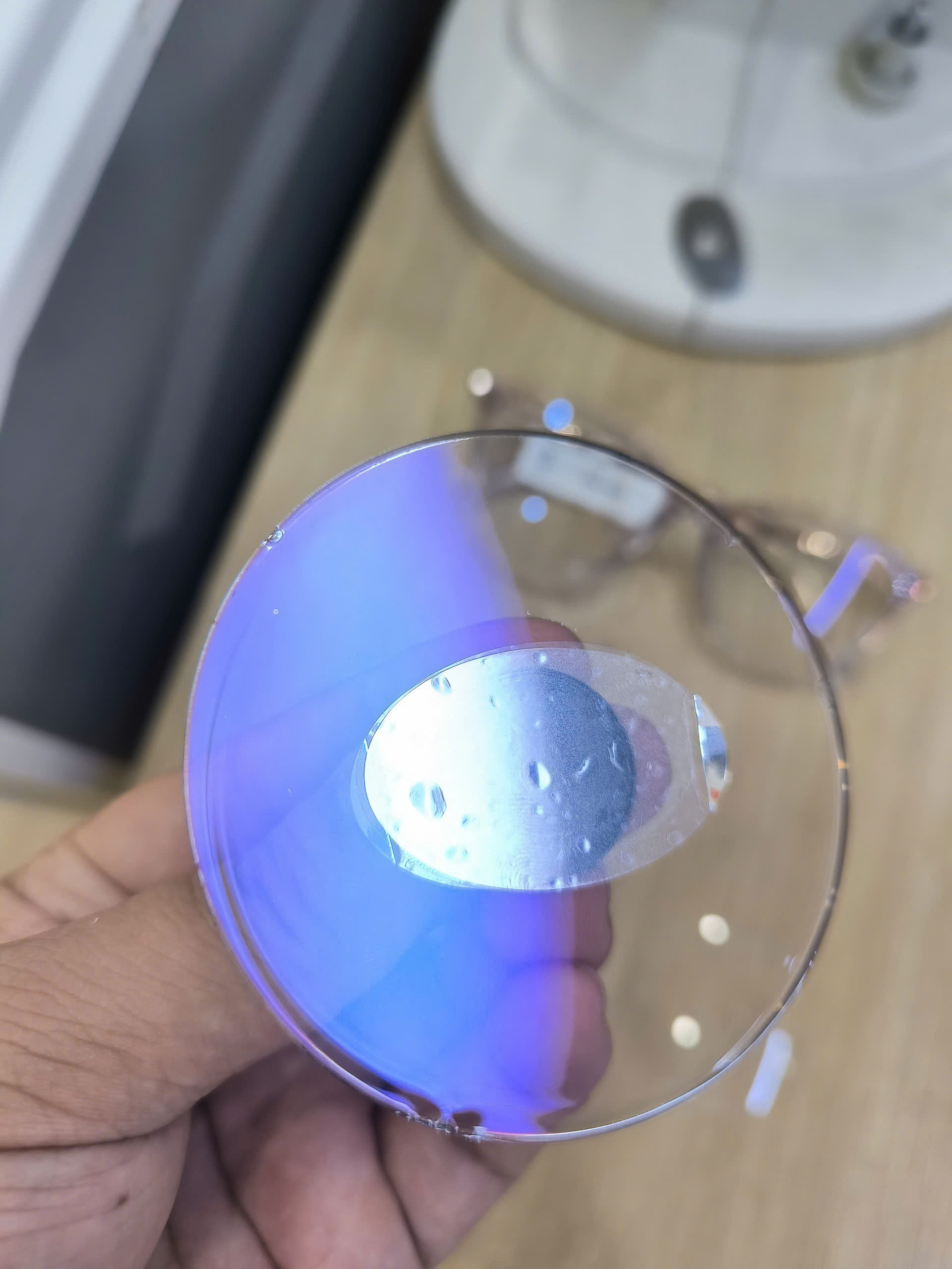 Tròng kính chống ánh sáng xanh tại Phú Lợi