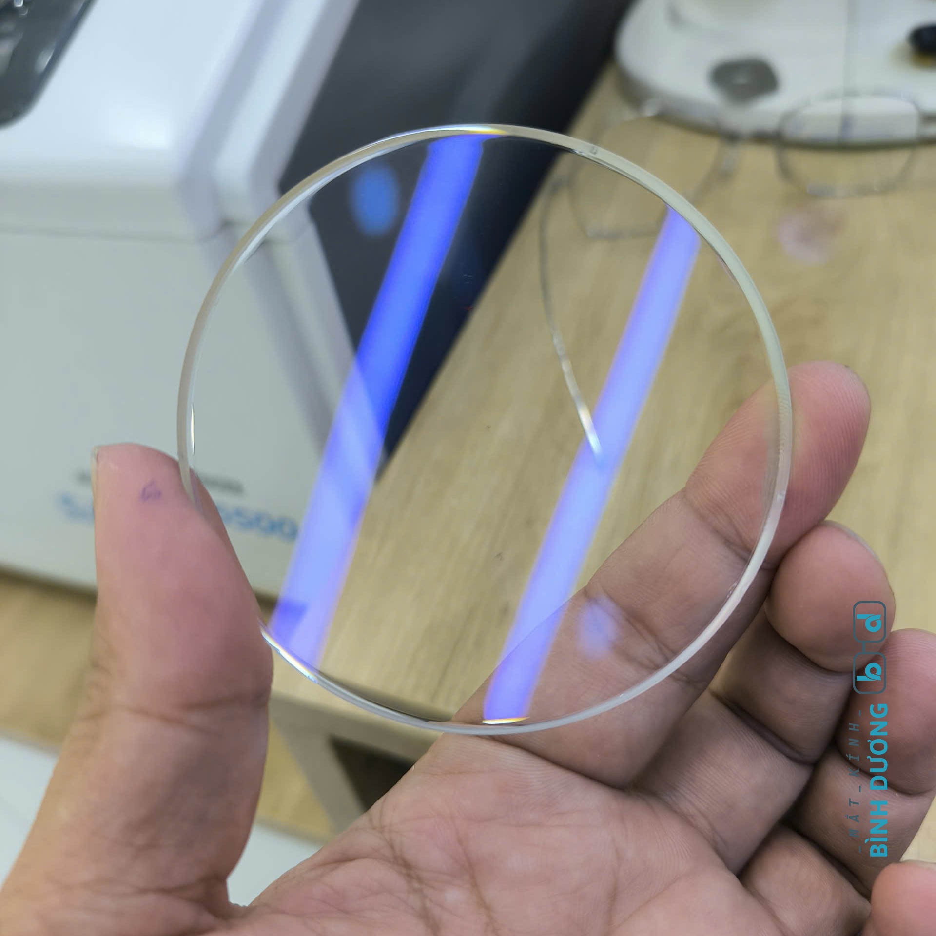 trong-kinh-chong-anh-sang-xanh-tai-tan-uyen