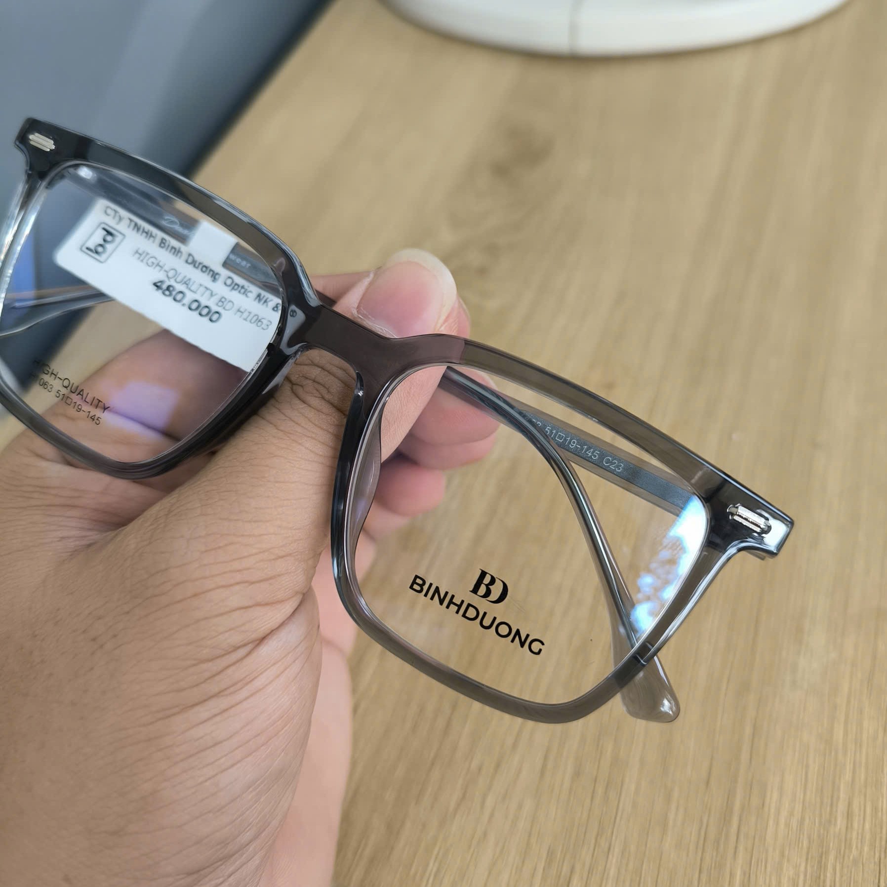 trong-kinh-chong-anh-sang-xanh-tai-tan-uyen