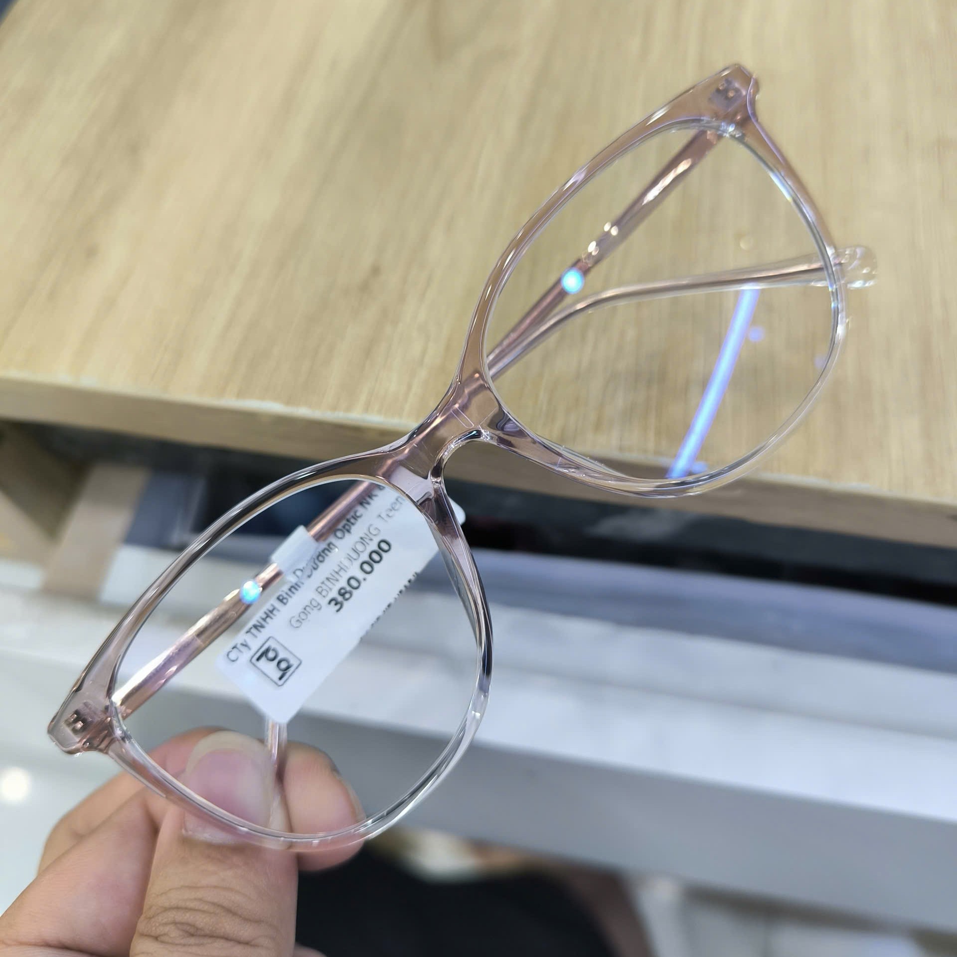 Tròng kính chống ánh sáng xanh tại Thuận An