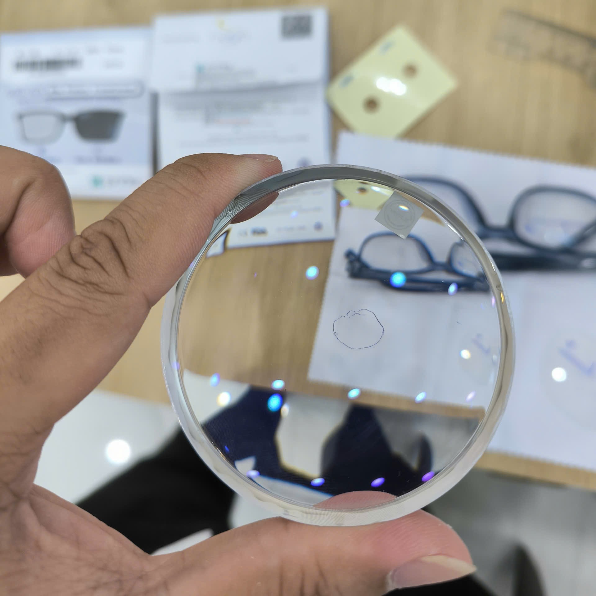 Tròng kính chống ánh sáng xanh tại Thuận An