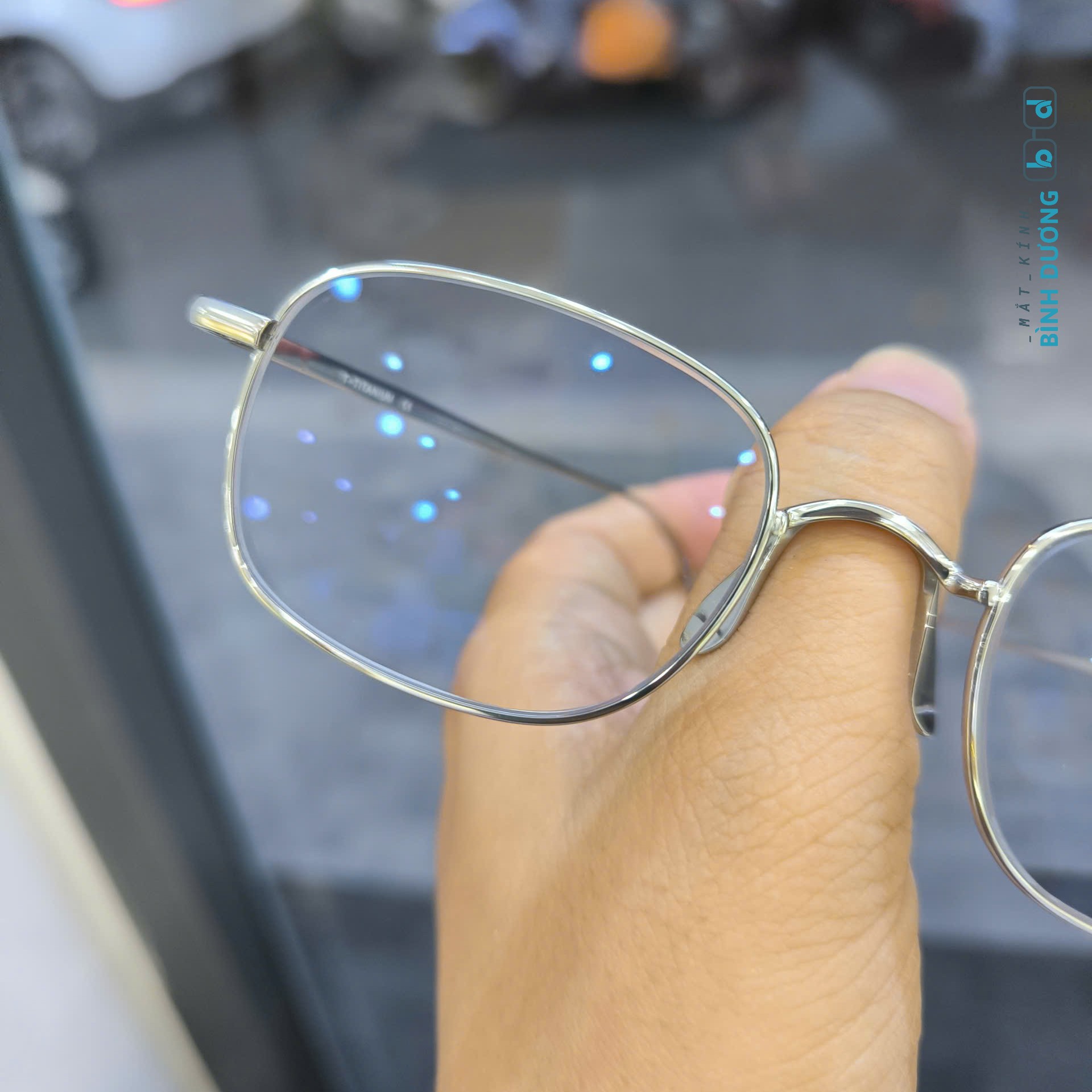 Tròng kính chống ánh sáng xanh tại Thuận An