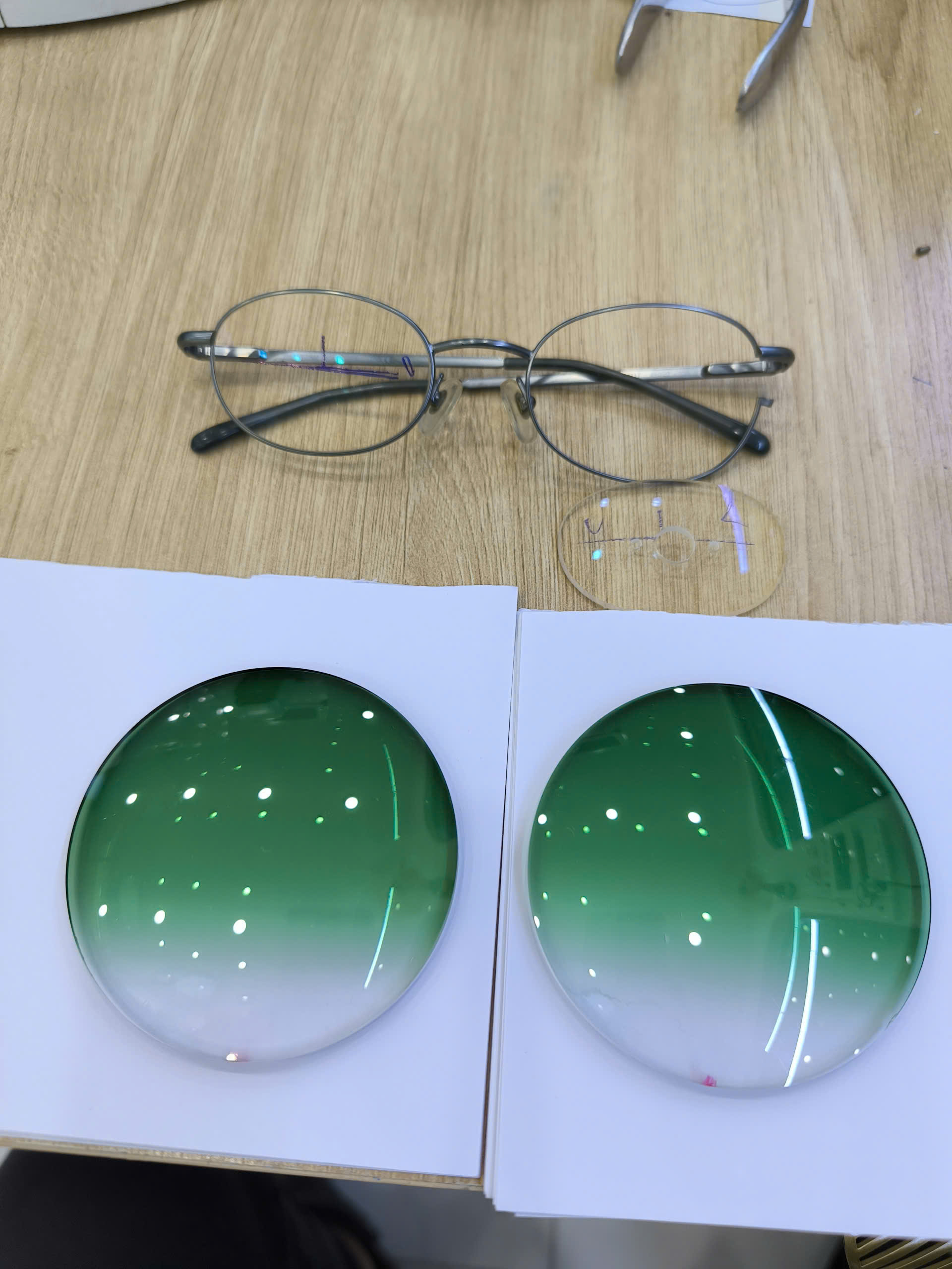 Tròng kính đổi màu nhanh đậm tại Bến Cát