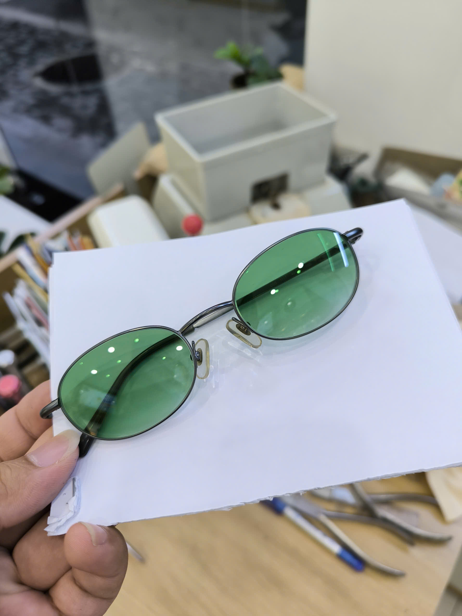 Tròng kính đổi màu nhanh đậm tại Bến Cát