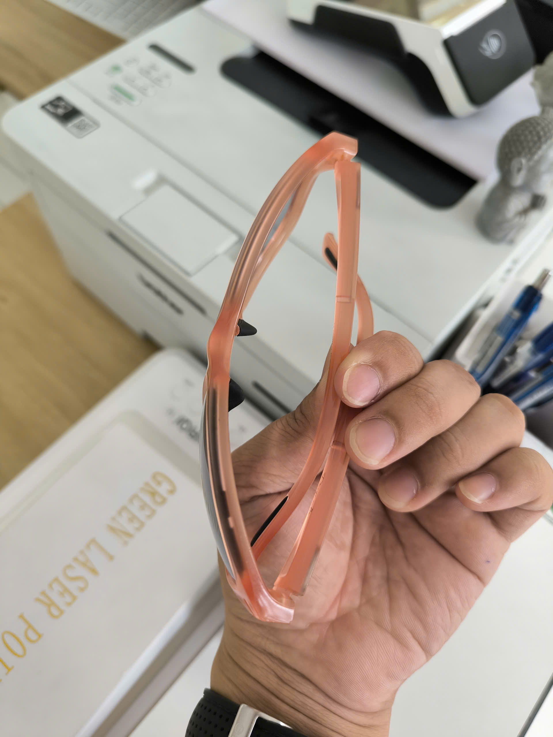 Tròng kính đổi màu nhanh đậm tại Đông Hòa