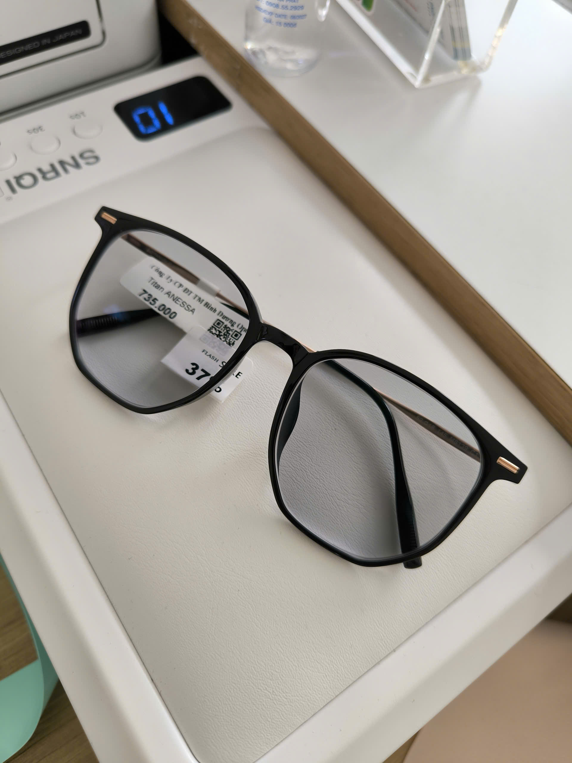 Tròng kính đổi màu nhanh đậm tại Lái Thiêu