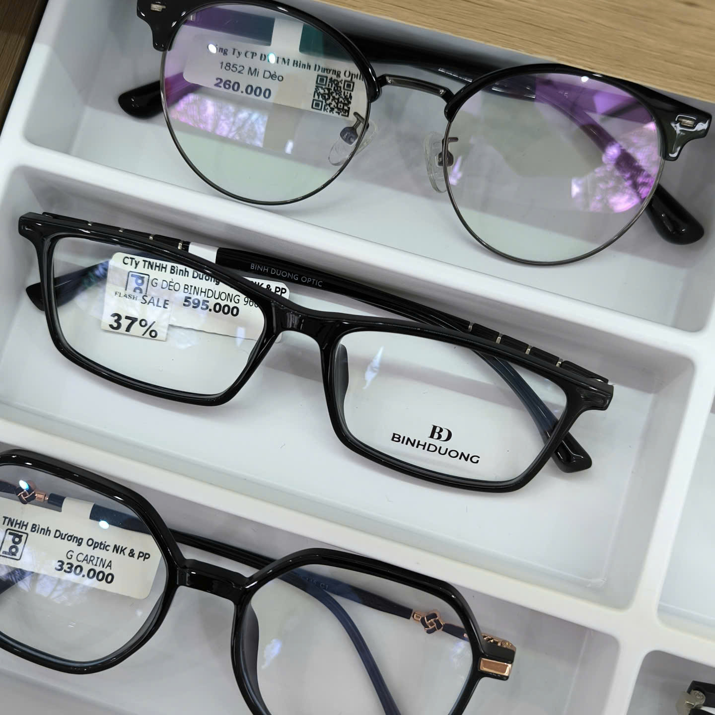 Tròng kính ngăn UV và hơi nước tại Bến Cát