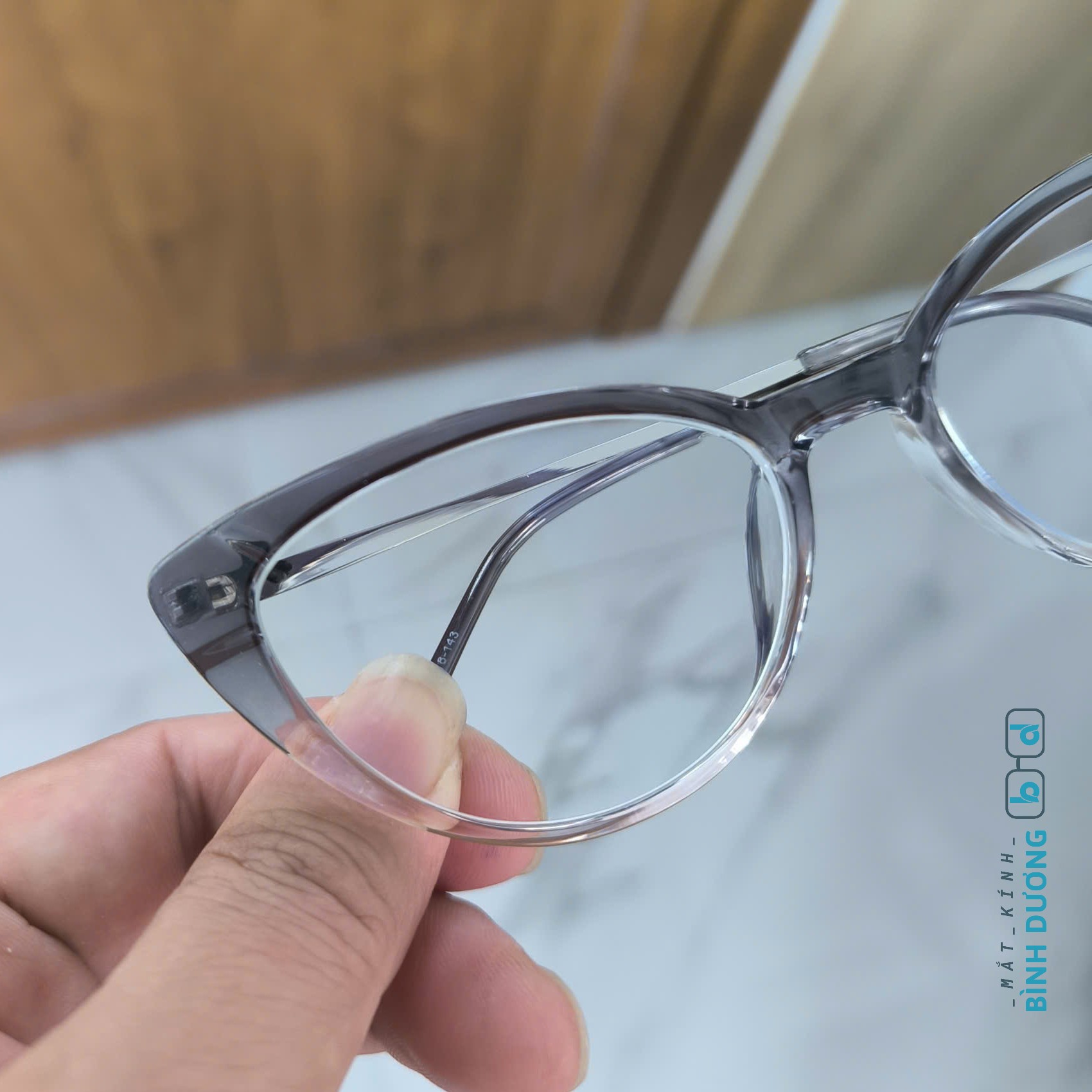 Tròng kính ngăn UV và hơi nước tại Dĩ An