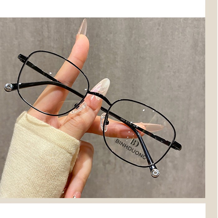 Tròng kính ngăn UV và hơi nước tại Dĩ An