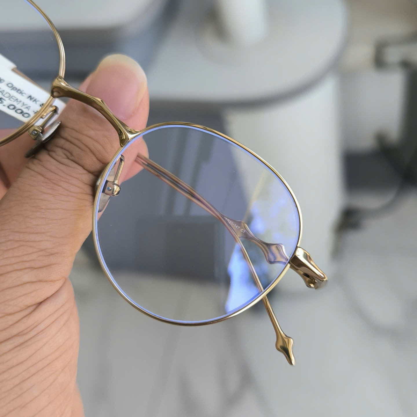 Tròng kính ngăn UV và hơi nước tại Phú Lợi