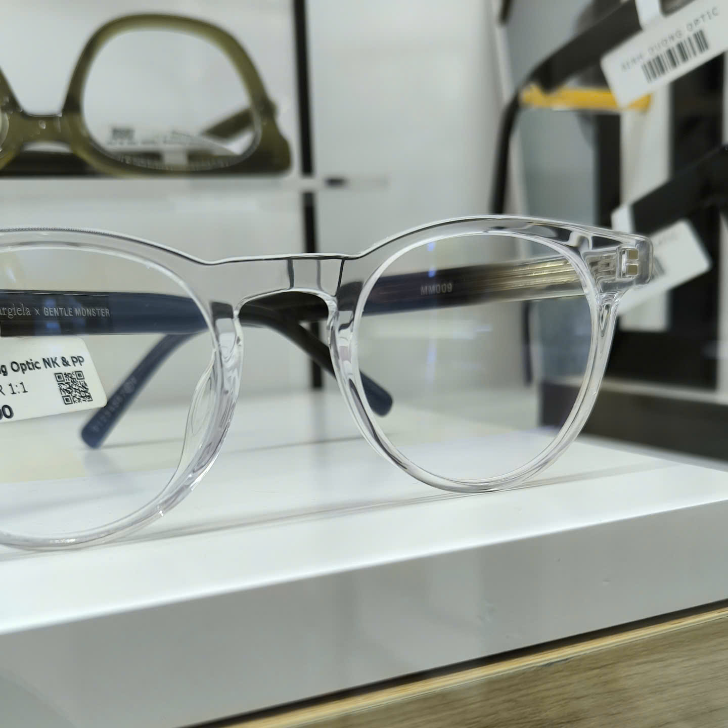 Tròng kính ngăn UV và hơi nước tại Phú Lợi