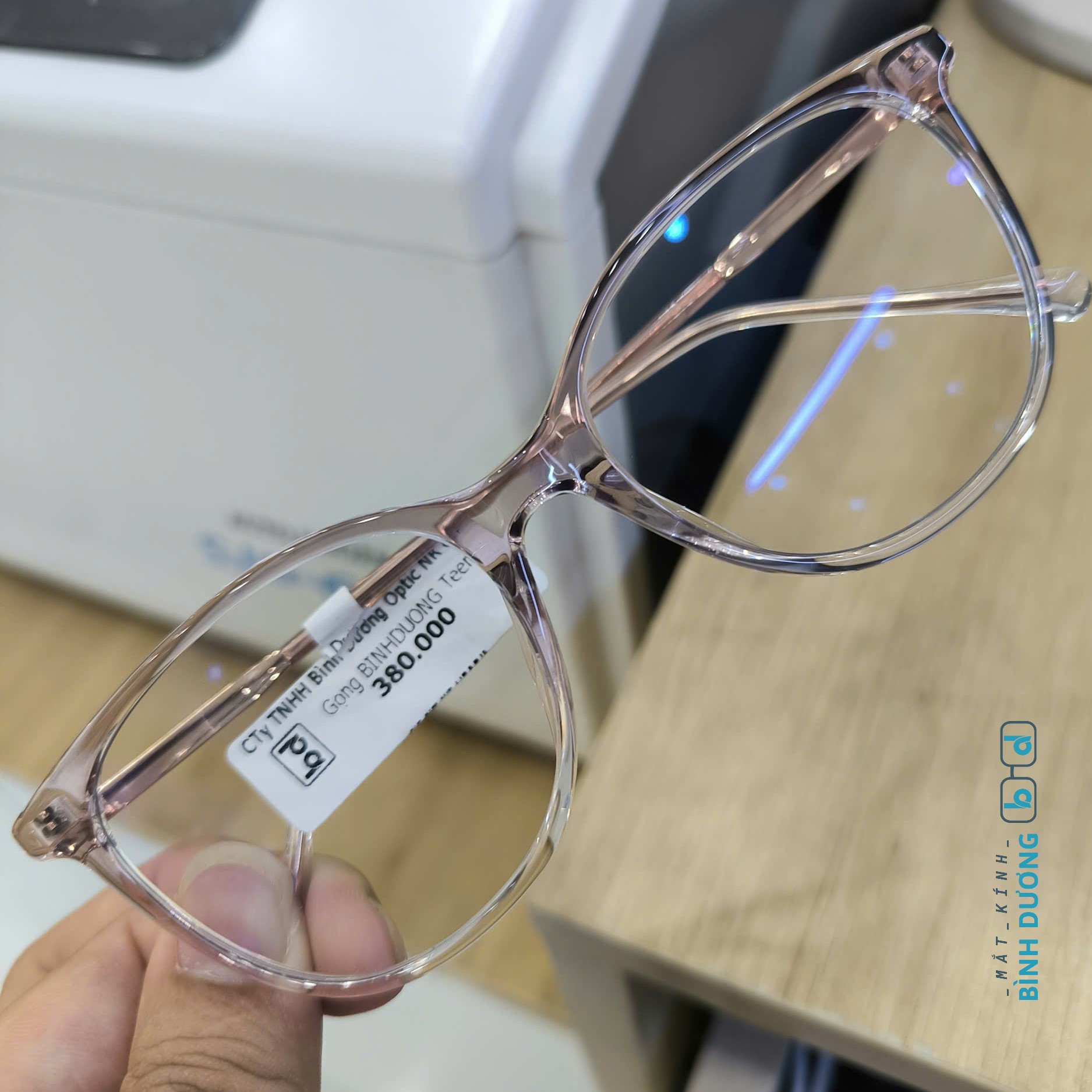 Tròng kính ngăn UV và hơi nước tại Tân Uyên