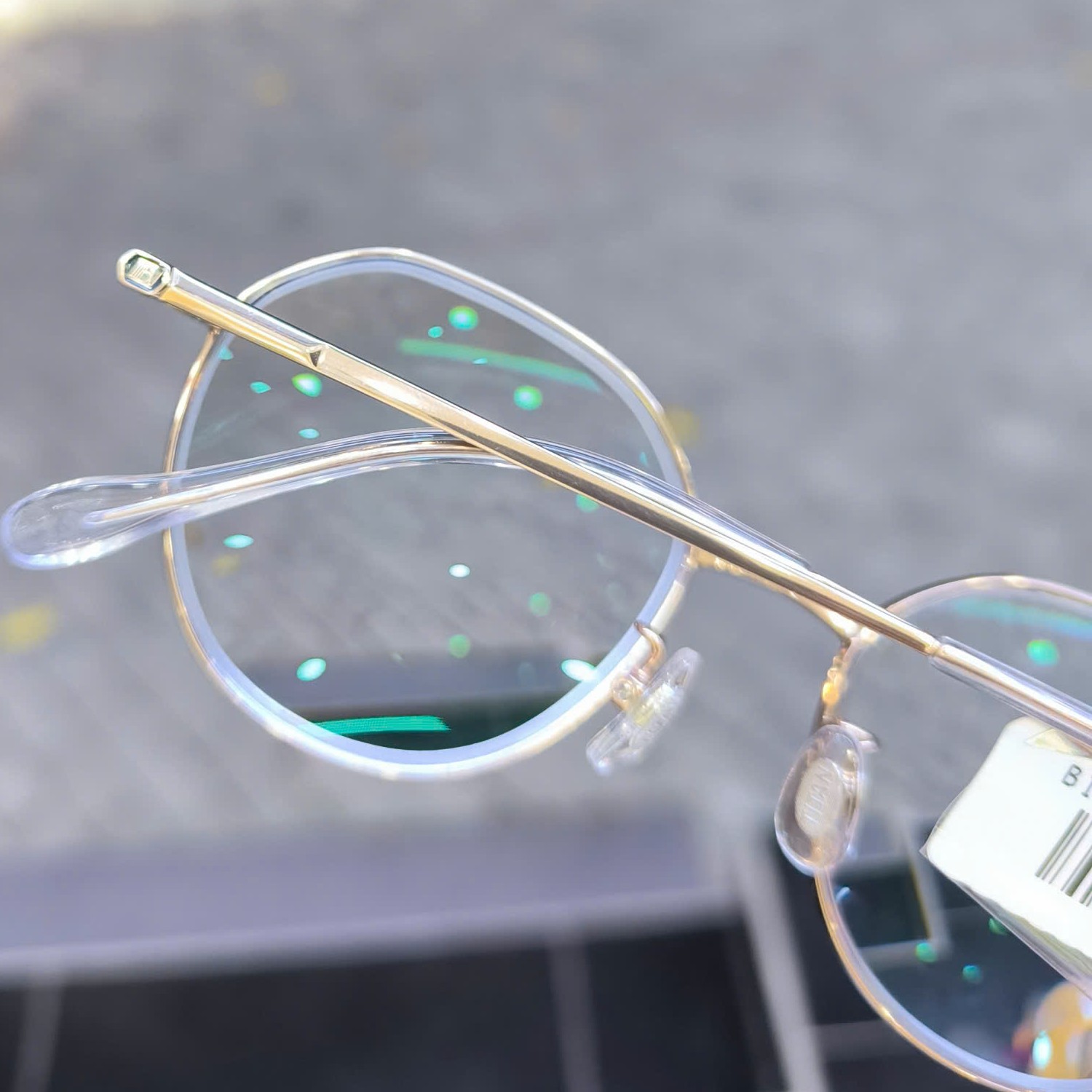 Tròng kính ngăn UV và hơi nước tại Tân Uyên