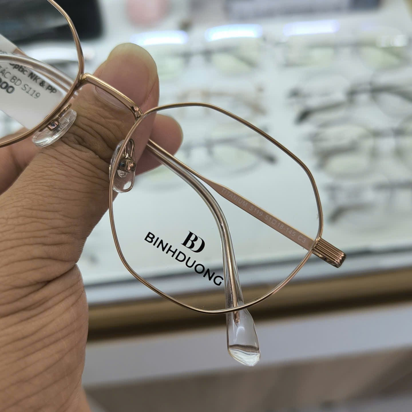 Tròng kính ngăn UV và hơi nước tại Thủ Dầu Một 