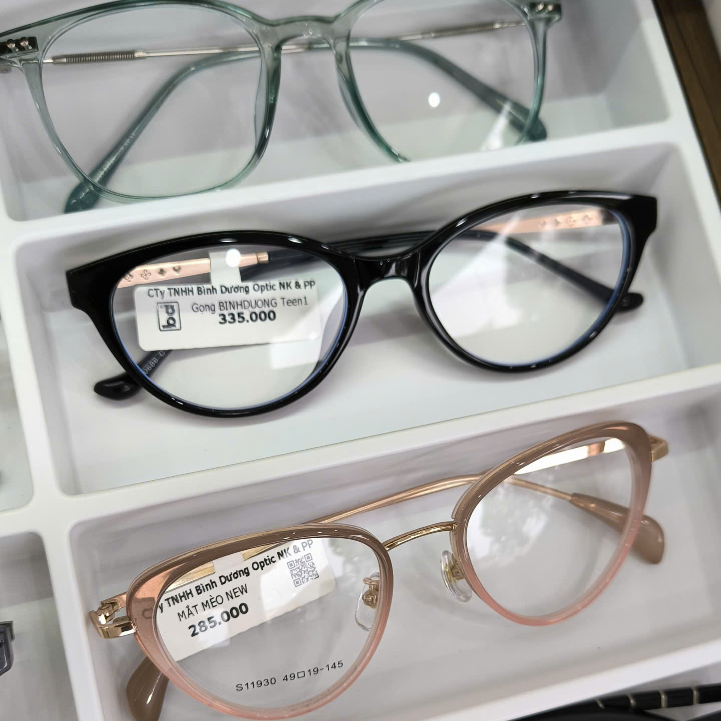 Tròng kính ngăn UV và hơi nước tại Thủ Dầu Một 