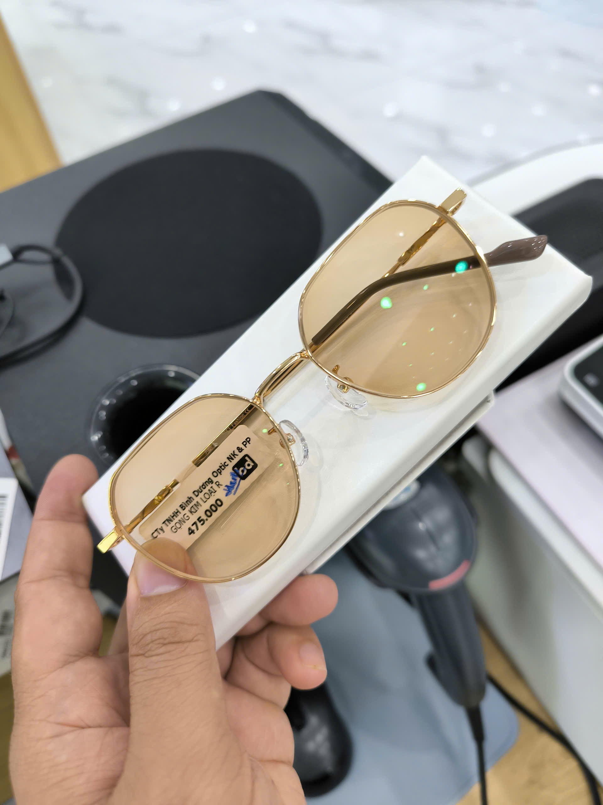 Tròng kính siêu mỏng cho người cận nặng tại Bến Cát