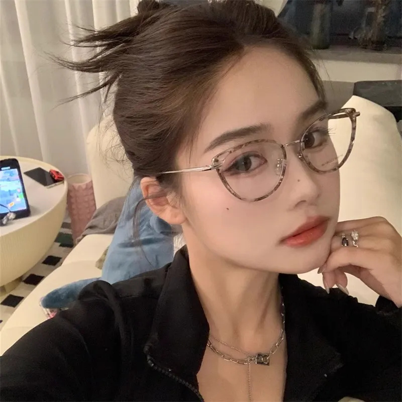 Gọng kính nữ giá rẻ dưới 300k tại Tây Nam
