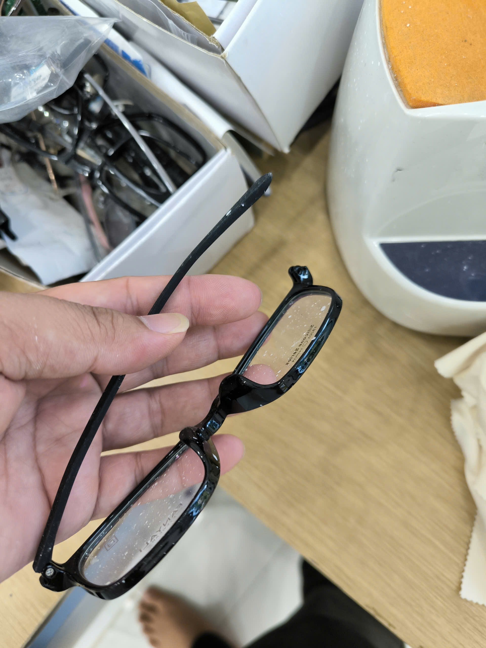 Địa chỉ sửa mắt kính uy tín, bảo hành dài hạn tại Bình Dương