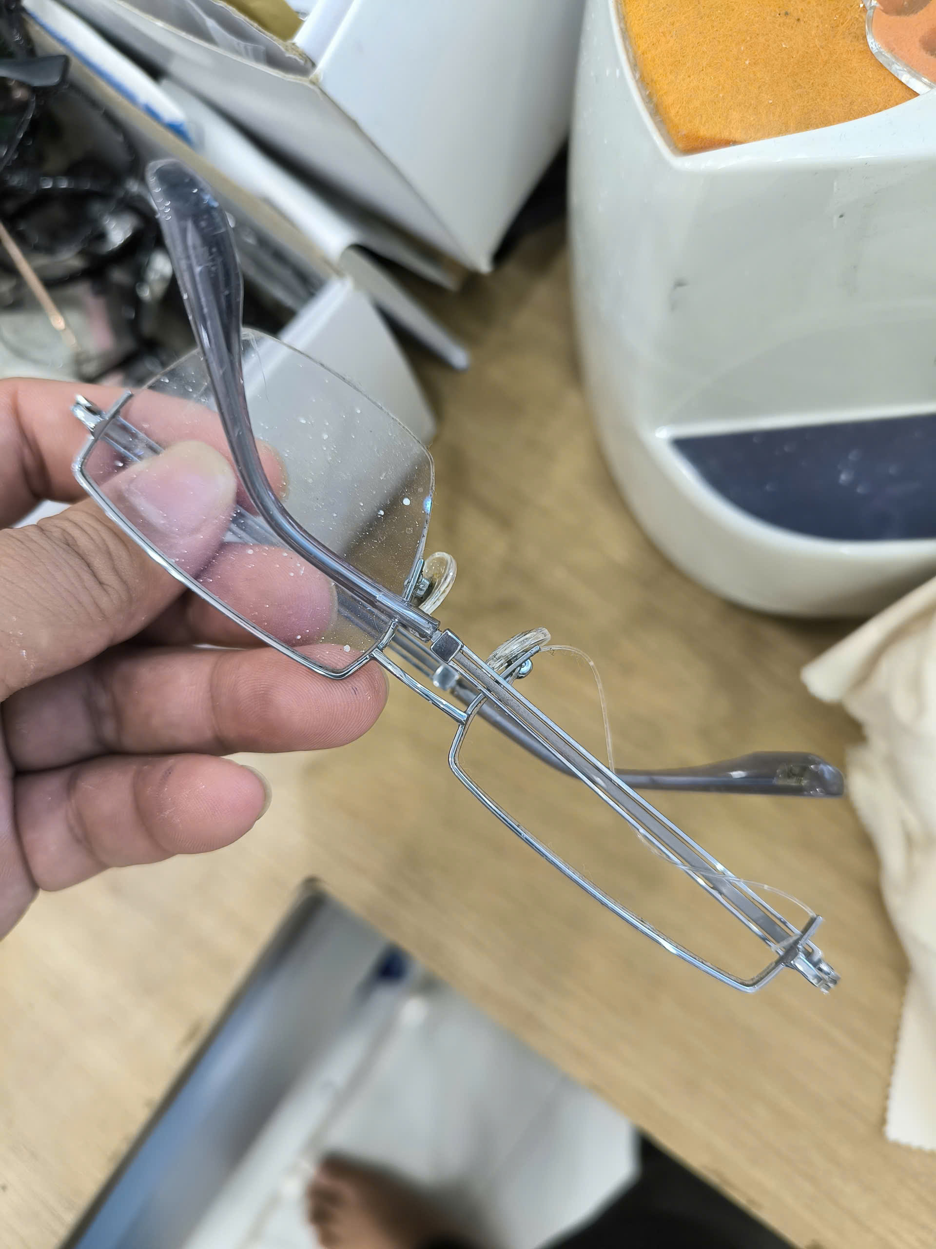 Địa chỉ sửa mắt kính uy tín, bảo hành dài hạn tại Bình Dương