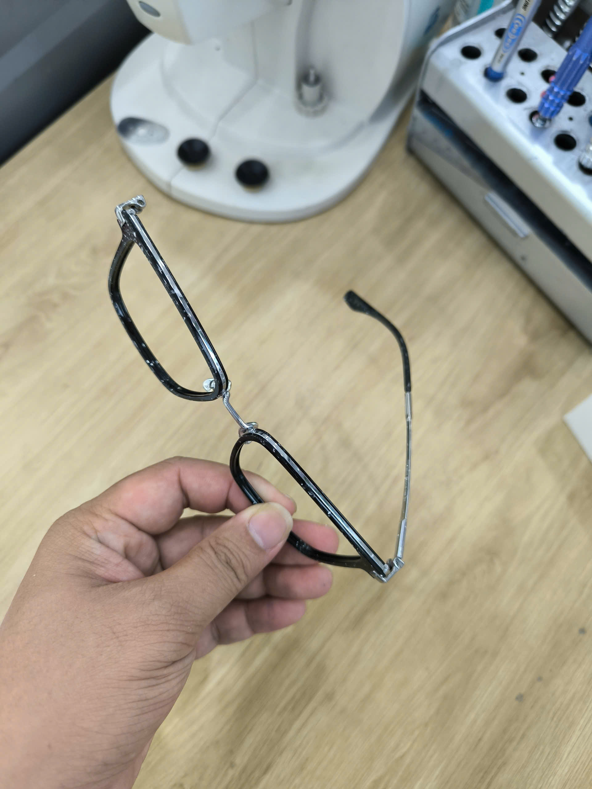 Dịch vụ sửa mắt kính Bình Dương giá rẻ – nhanh chóng, lấy liền