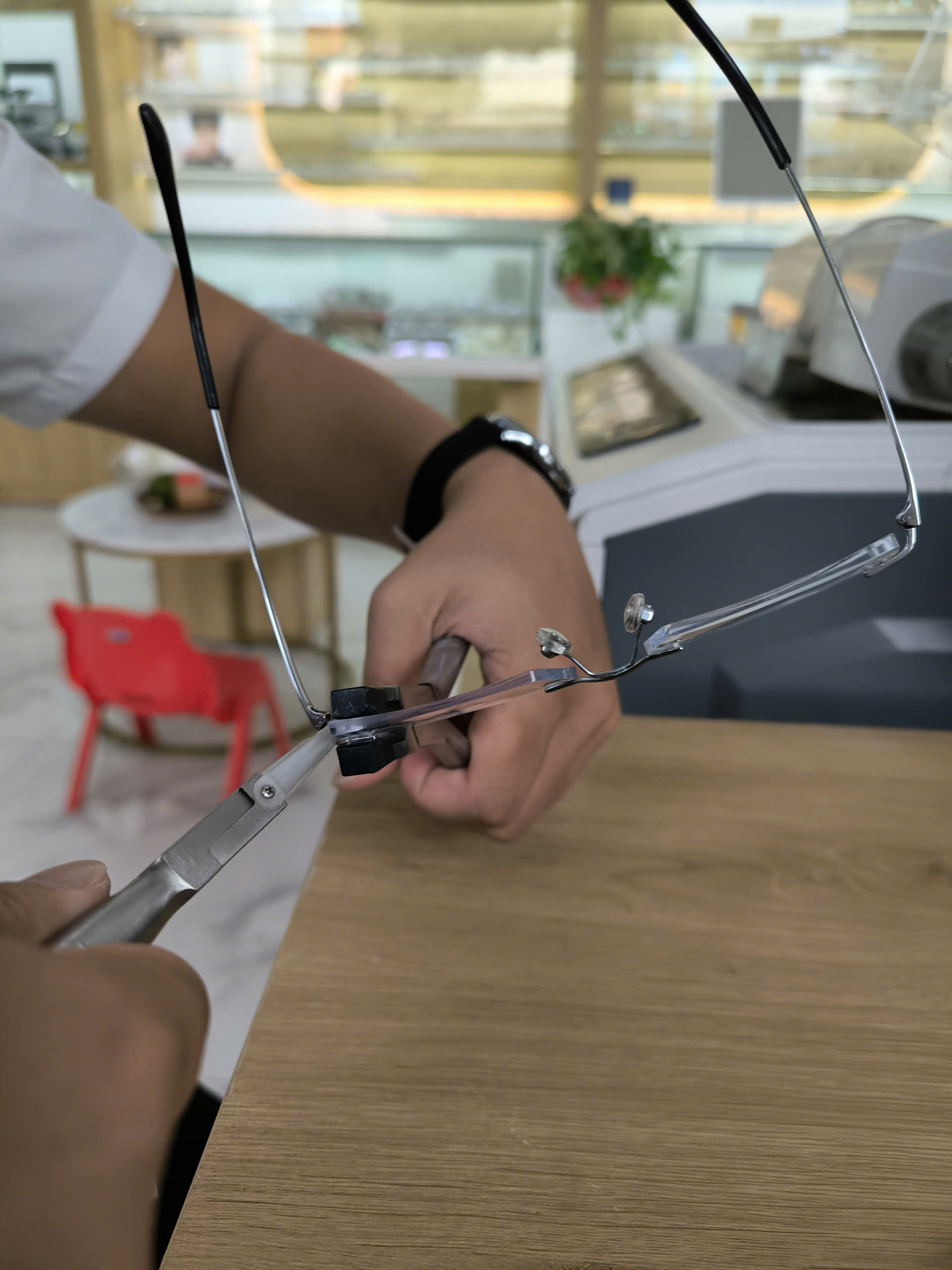 Khắc phục mắt kính bị trầy xước nhẹ bằng công nghệ mới