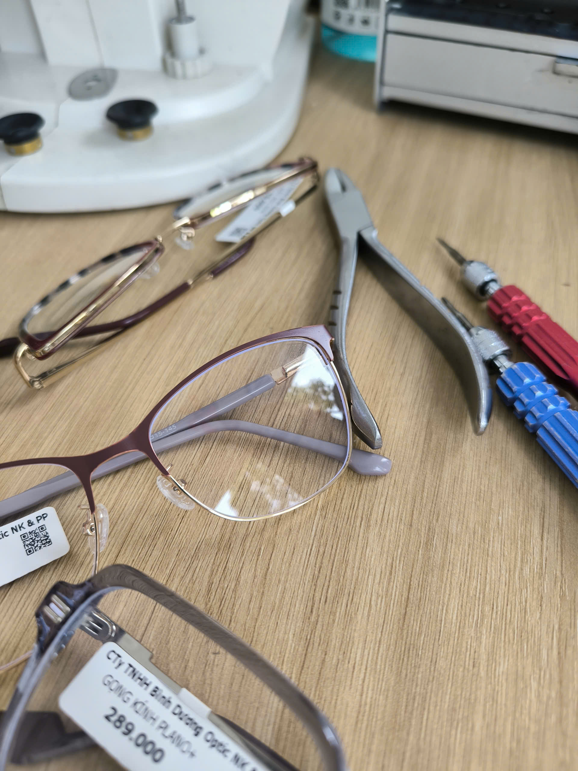 Khắc phục mắt kính bị trầy xước nhẹ bằng công nghệ mới