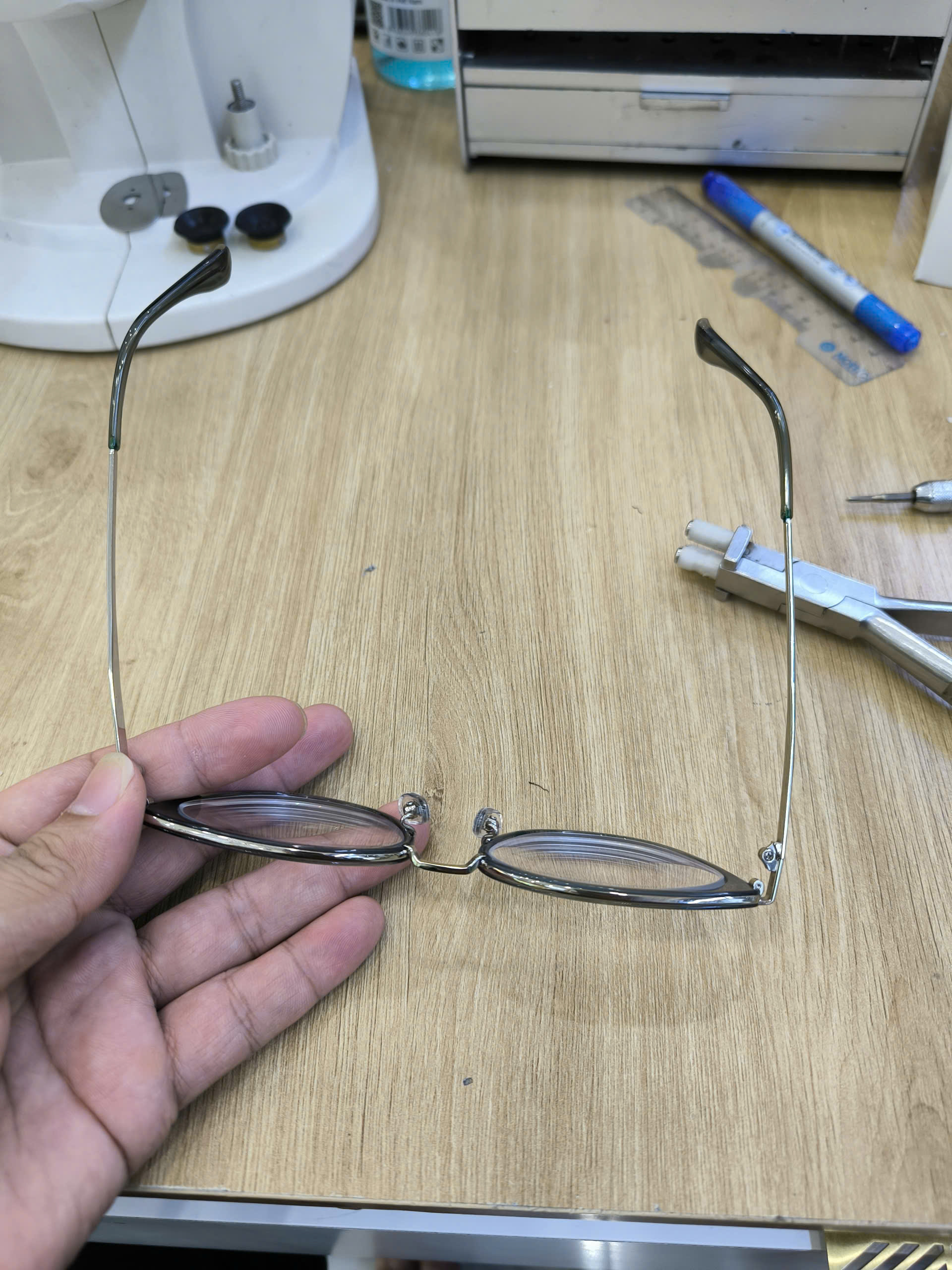 Lắp kính mới – sửa kính cũ, tiết kiệm chi phí cho khách hàng Bình Dương