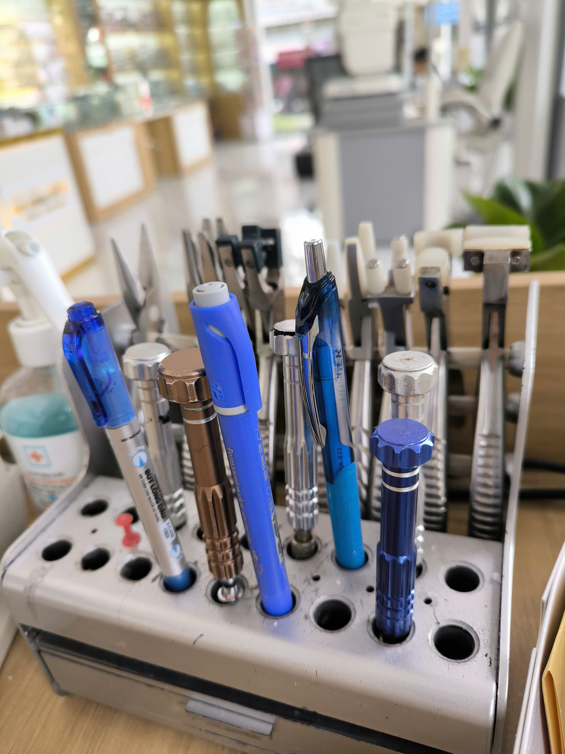 Lắp kính mới – sửa kính cũ, tiết kiệm chi phí cho khách hàng Bình Dương