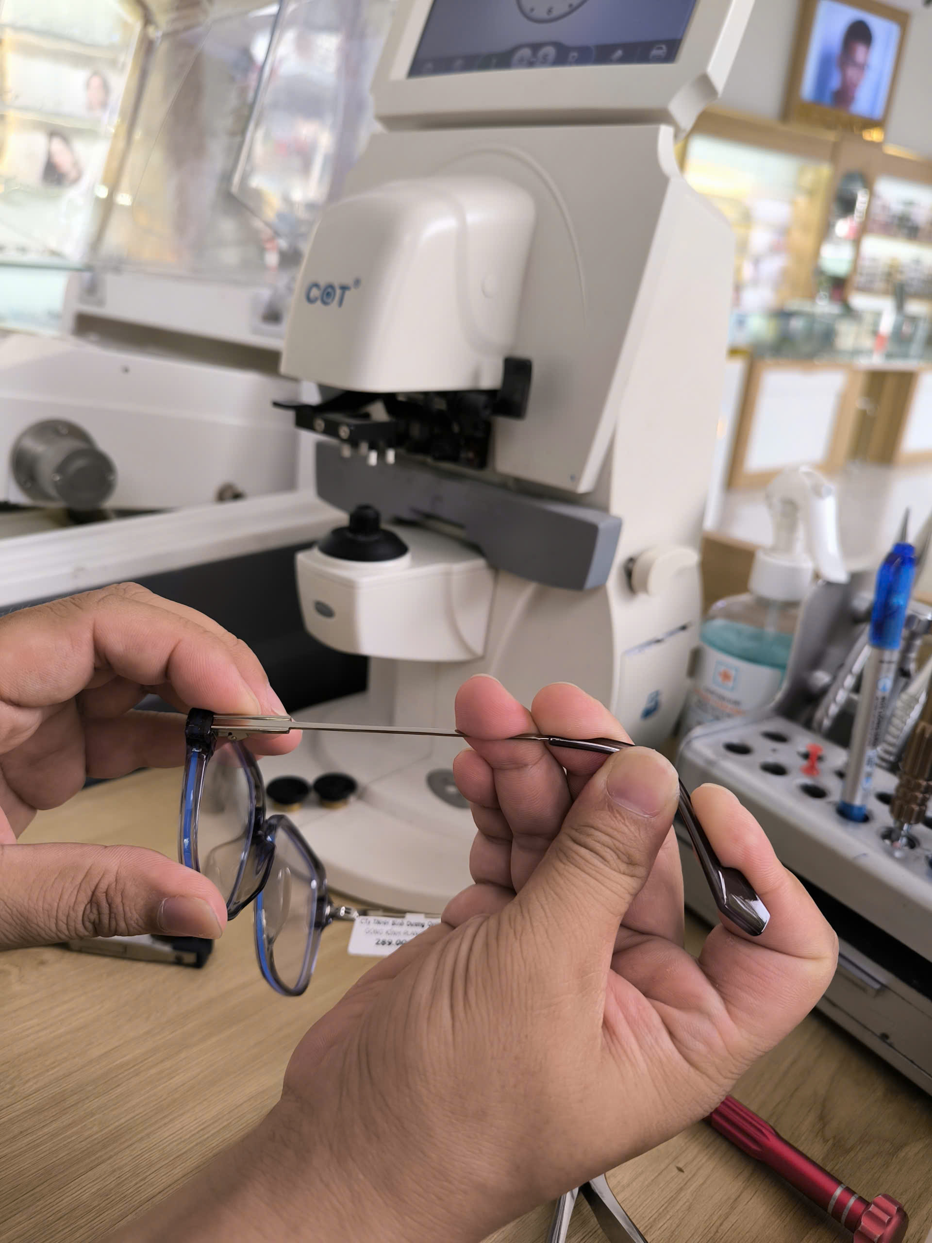 Lắp mắt kính theo yêu cầu – sửa kính tận tâm cho học sinh, sinh viên