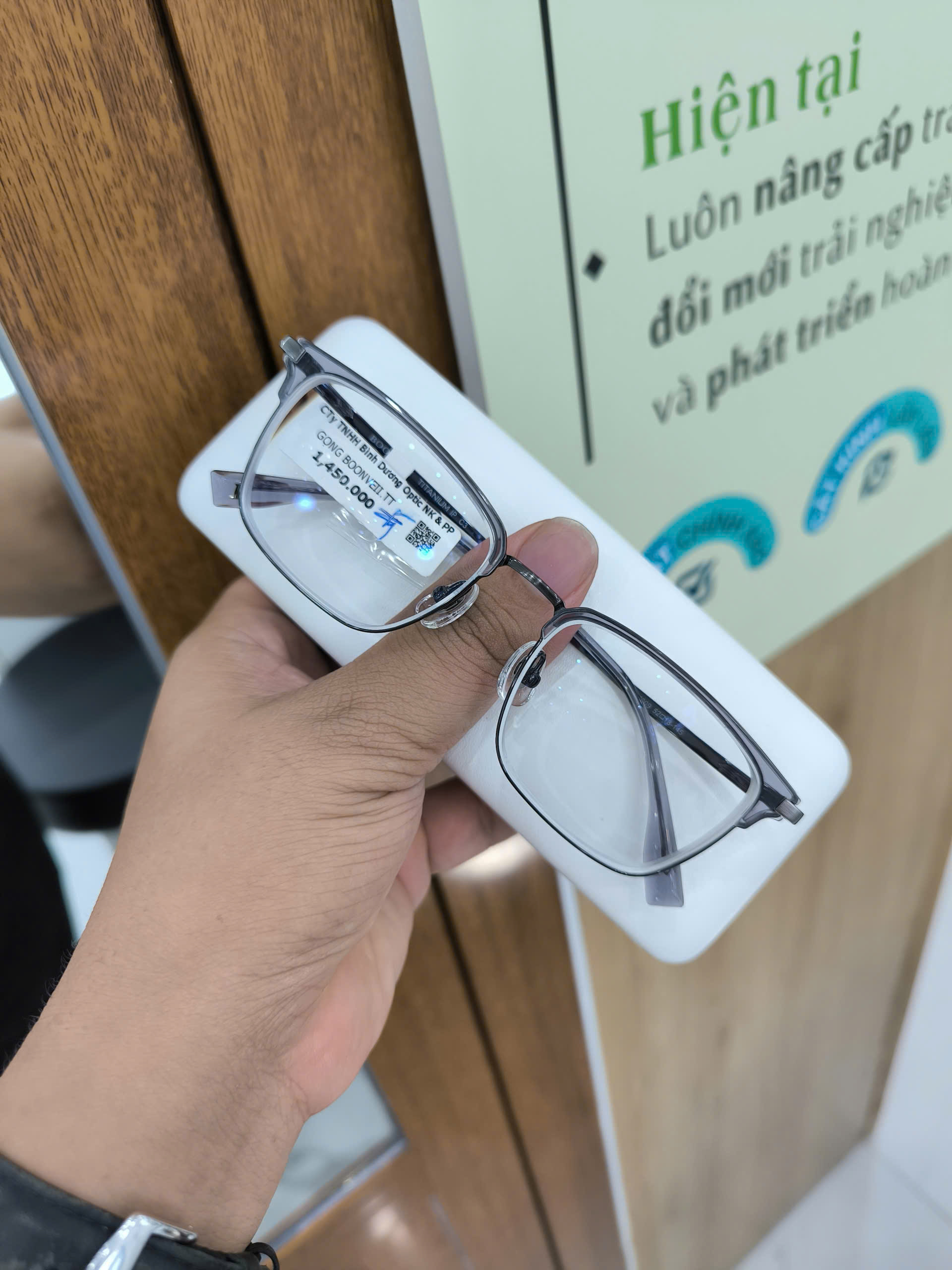 Mắt kính phường Bình Dương - Xu hướng kính gọng mảnh 2025-2026