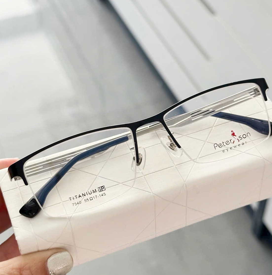 Mắt kính xã Phước Hòa - Tư vấn mua kính cho người trung niên