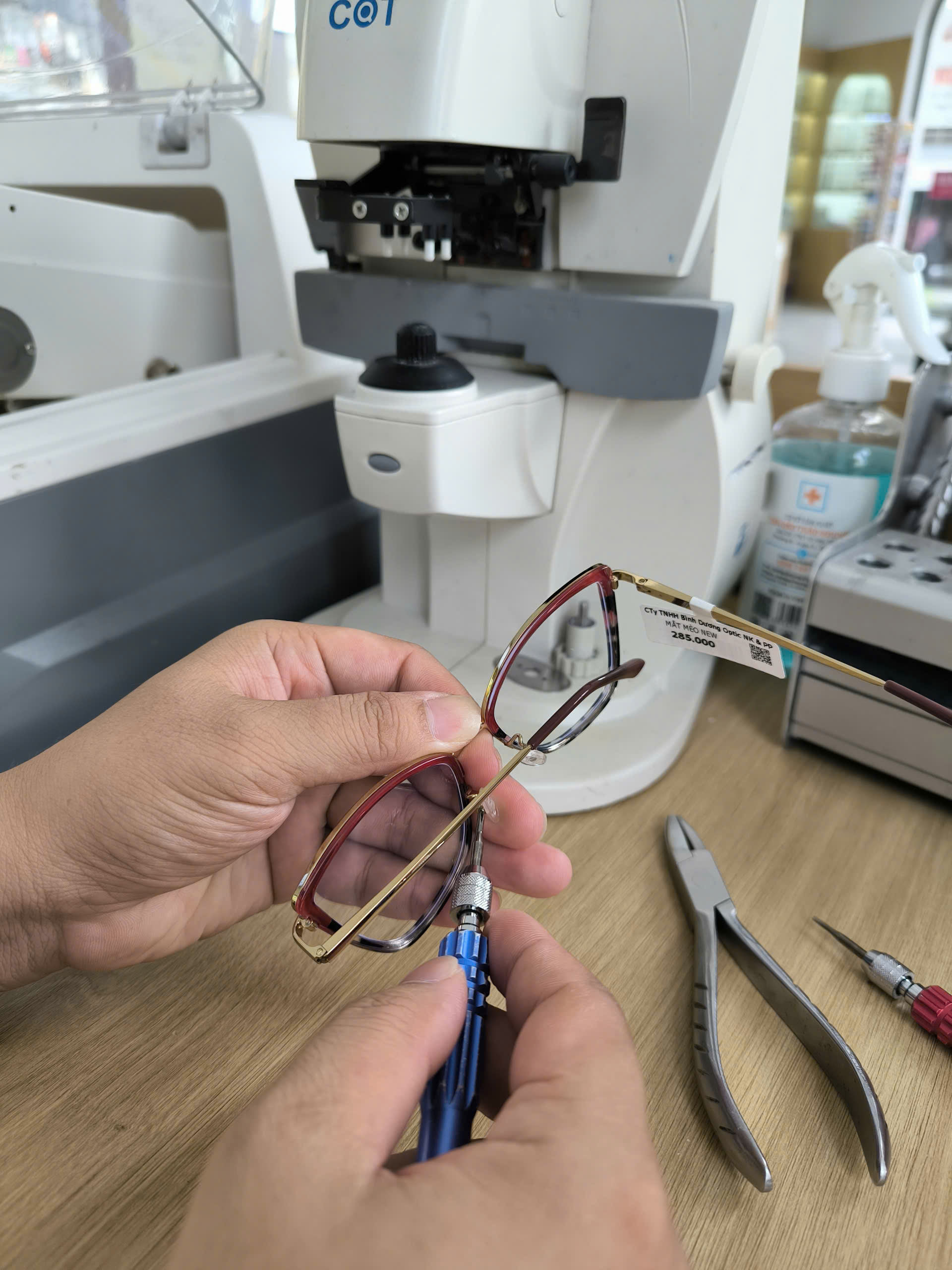 Nắn chỉnh gọng kính bị méo, đeo không vừa mặt